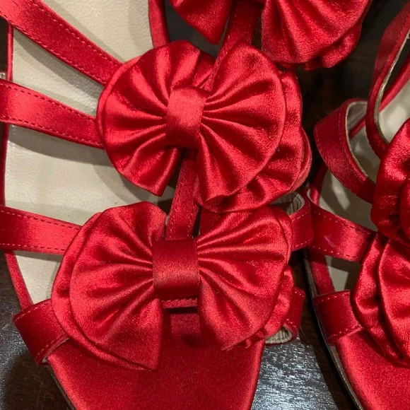 Valentino Garavani Red Satin Strappy Bow Heels, MISMATE, Right 7.5, Left  6.5 - Picture 13 of 13